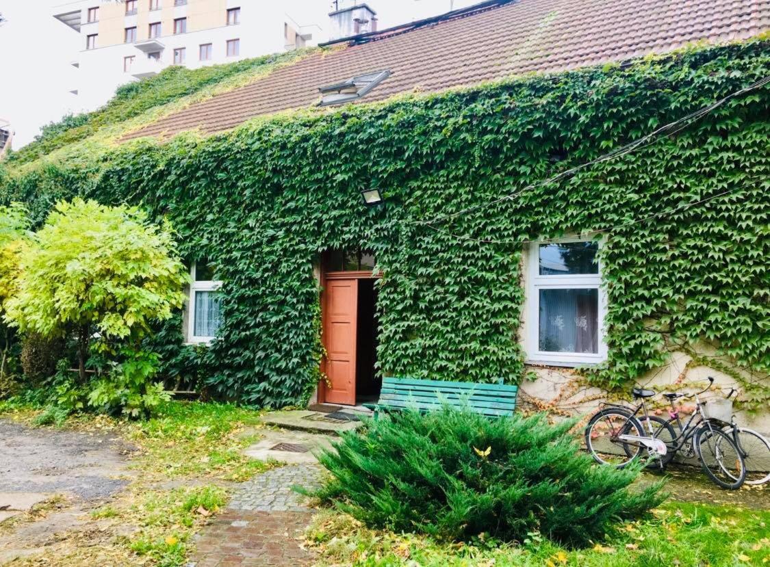 Apartment In Ivy Covered House, Near Old Town Krasków Exterior foto